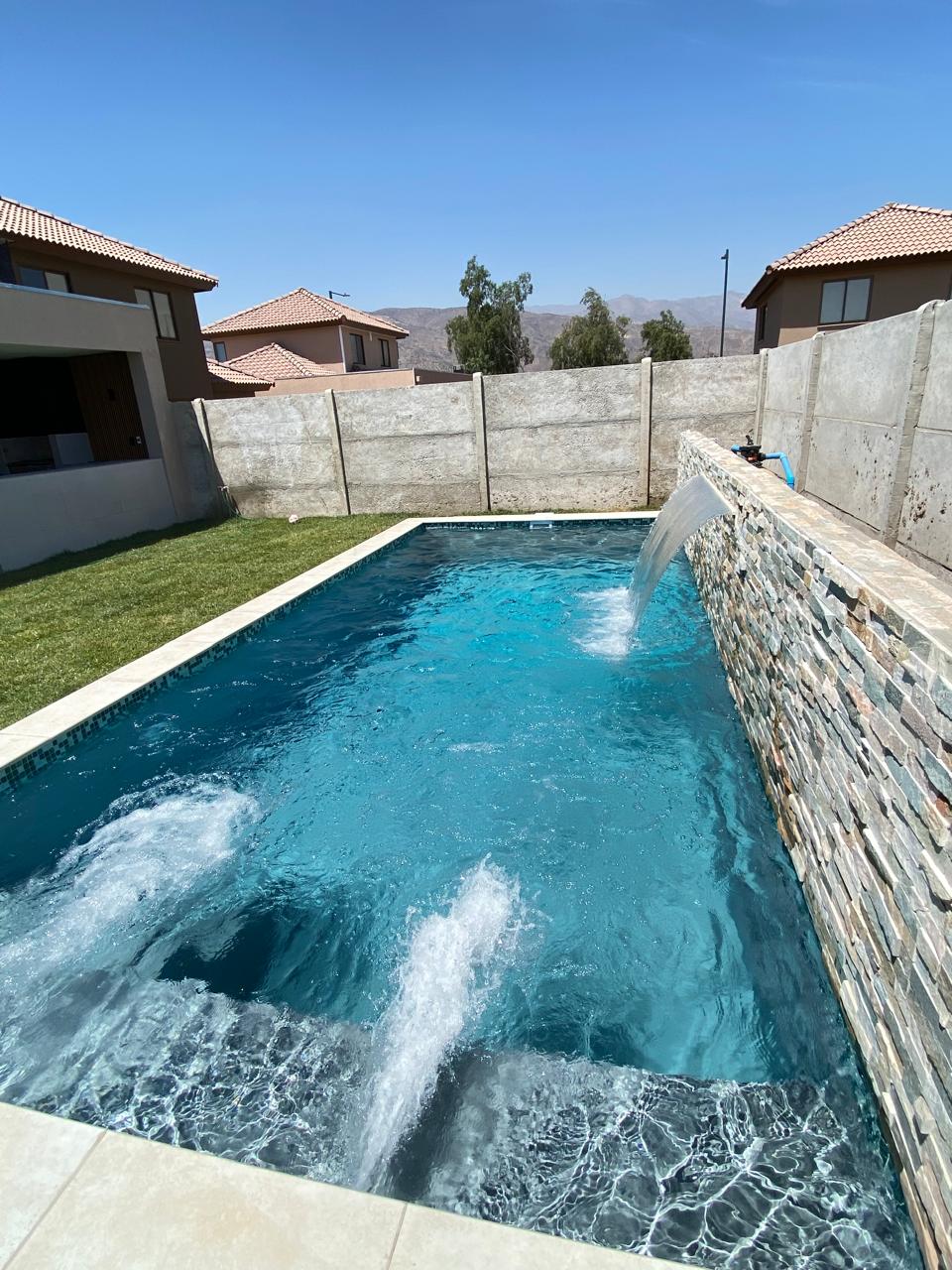 Piscina terminada con cascada