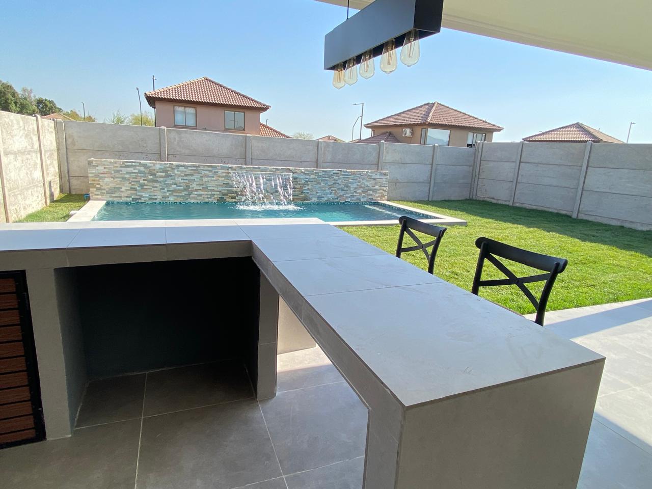 Quincho con vista a la piscina terminada