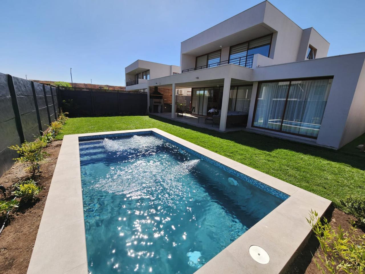 Quincho con vista a la piscina